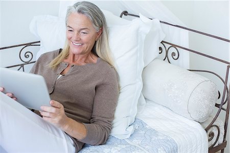 simsearch:625-00801205,k - Senior woman using digital tablet on bed Stock Photo - Premium Royalty-Free, Code: 6113-07242017