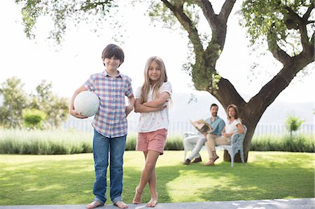 family sport smile - Brother and sister with volleyball in backyard Photographie de stock - Premium Libres de Droits, Code: 6113-07242023