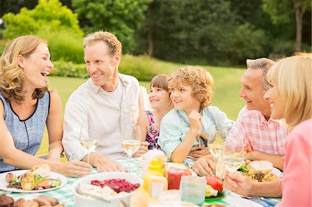 Multi-generation family enjoying lunch in backyard Photographie de stock - Premium Libres de Droits, Code: 6113-07242295