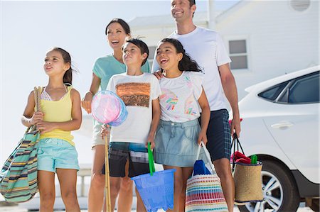 simsearch:6113-07242497,k - Family standing with beach gear in sunny driveway Foto de stock - Sin royalties Premium, Código: 6113-07242562