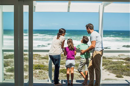 simsearch:6113-07242497,k - Family enjoying ocean view from patio Foto de stock - Sin royalties Premium, Código: 6113-07242576