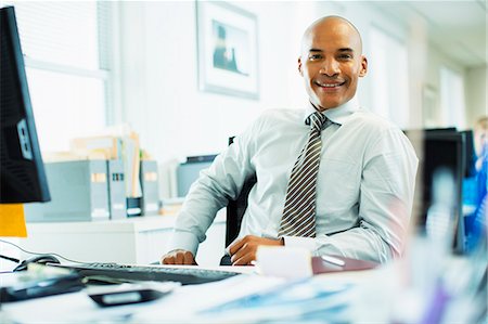 select focus - Businessman working at desk in office Stock Photo - Premium Royalty-Free, Code: 6113-07242694