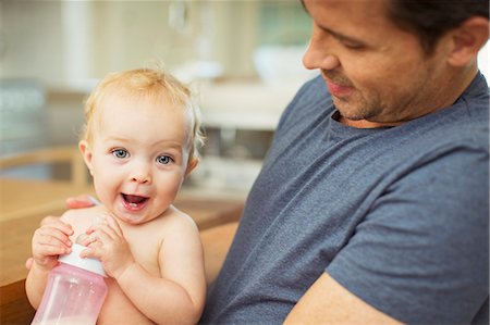 simsearch:6113-07543205,k - Father and baby sitting in kitchen Stock Photo - Premium Royalty-Free, Code: 6113-07242864