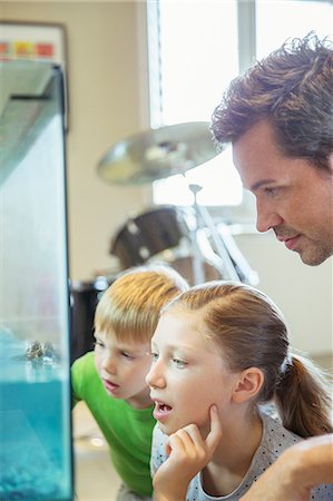 simsearch:6108-06167492,k - Father and children examining fish tank Stock Photo - Premium Royalty-Free, Code: 6113-07242945