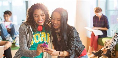 simsearch:614-06537448,k - University students using cell phone in lounge Stock Photo - Premium Royalty-Free, Code: 6113-07243373