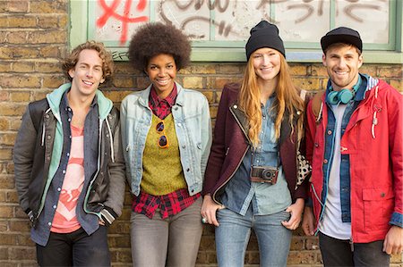 Friends smiling together on city street Photographie de stock - Premium Libres de Droits, Code: 6113-07542406