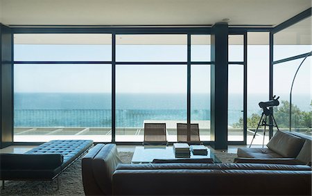 Modern house overlooking ocean Foto de stock - Sin royalties Premium, Código: 6113-07542696