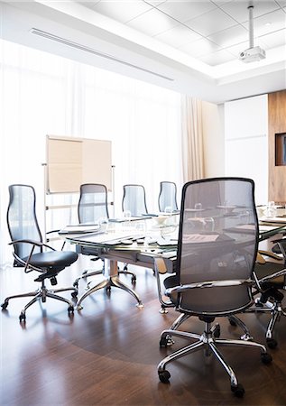 simsearch:6113-07589083,k - Chairs and table in empty conference room Photographie de stock - Premium Libres de Droits, Code: 6113-07542638
