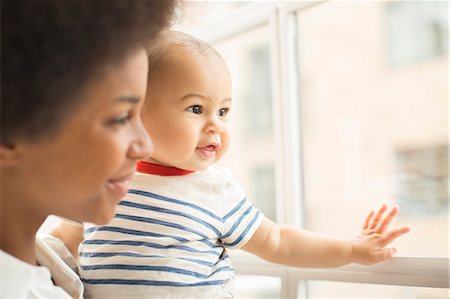 Mother and baby boy looking out window Photographie de stock - Premium Libres de Droits, Code: 6113-07542880