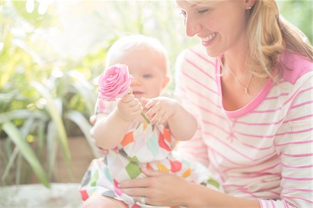 simsearch:6113-07543258,k - Mother and baby girl playing with flower Photographie de stock - Premium Libres de Droits, Code: 6113-07543146