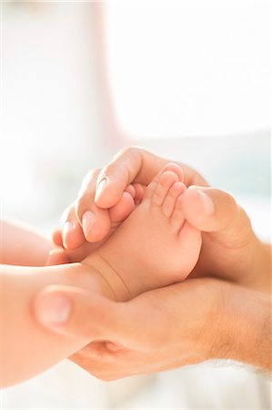 Father cradling baby boy's feet Foto de stock - Sin royalties Premium, Código: 6113-07543291