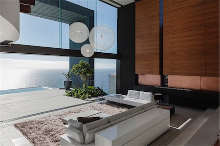 simsearch:6113-07147822,k - Living room in modern house overlooking ocean Photographie de stock - Premium Libres de Droits, Code: 6113-07543367