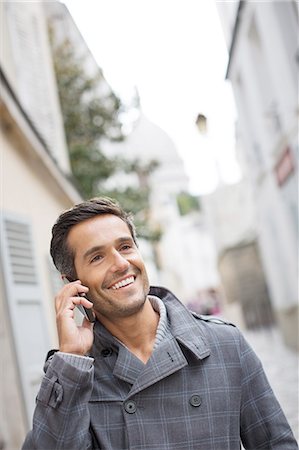 Businessman talking on cell phone outdoors Photographie de stock - Premium Libres de Droits, Code: 6113-07543471