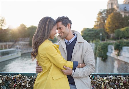 simsearch:6113-07543572,k - Couple hugging on Pont des Arts, Paris, France Foto de stock - Sin royalties Premium, Código: 6113-07543557