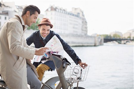 dirección - Men looking at map along Seine River, Paris, France Foto de stock - Sin royalties Premium, Código: 6113-07543570