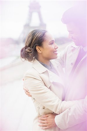 simsearch:6113-07543664,k - Couple hugging in front of Eiffel Tower, Paris, France Photographie de stock - Premium Libres de Droits, Code: 6113-07543580