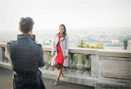simsearch:6113-07543664,k - Boyfriend photographing girlfriend with Paris in background Photographie de stock - Premium Libres de Droits, Code: 6113-07543597