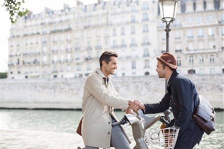 paris street lamps - Businessmen handshaking on bicycles along Seine River, Paris, France Foto de stock - Sin royalties Premium, Código: 6113-07543514