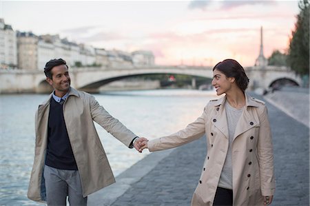 simsearch:6113-07543664,k - Couple holding hands along Seine River, Paris, France Photographie de stock - Premium Libres de Droits, Code: 6113-07543658