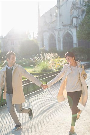 simsearch:6113-07543664,k - Couple holding hands in urban park Photographie de stock - Premium Libres de Droits, Code: 6113-07543669