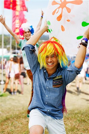 funny pose - Playful men cheering in wigs at music festival Foto de stock - Sin royalties Premium, Código: 6113-07564741