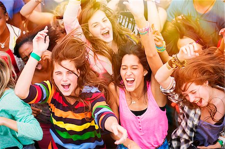 dancing women - Cheering fans at music festival Foto de stock - Sin royalties Premium, Código: 6113-07564797