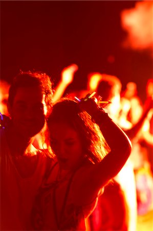 Couple dancing at music festival Photographie de stock - Premium Libres de Droits, Code: 6113-07564736
