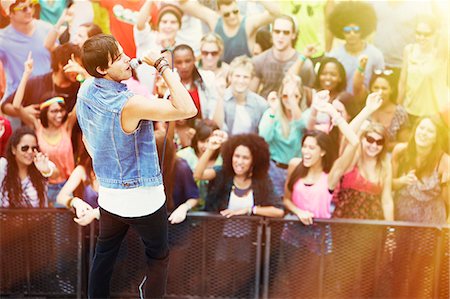 Fans cheering for singer performing on stage at music festival Photographie de stock - Premium Libres de Droits, Code: 6113-07564739