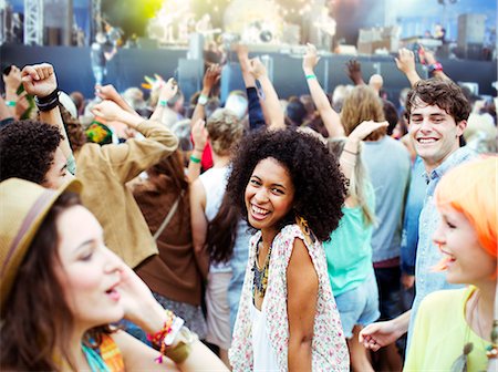 dancing teenagers - Fans dancing and cheering at music festival Photographie de stock - Premium Libres de Droits, Code: 6113-07564801