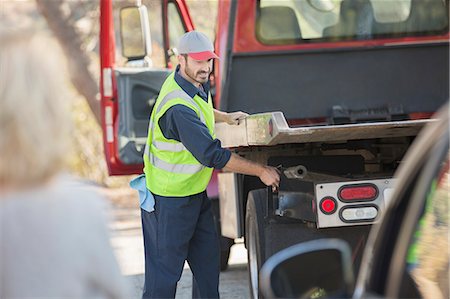 Roadside mechanic preparing to tow car Stock Photo - Premium Royalty-Free, Code: 6113-07565069