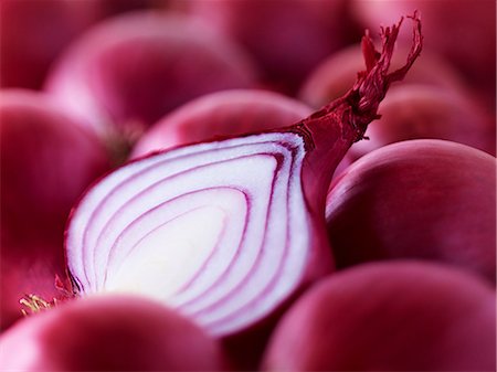 Extreme close up of raw sliced red onion Photographie de stock - Premium Libres de Droits, Code: 6113-07565159