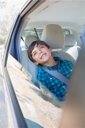 simsearch:614-06625108,k - Happy boy looking out car window Foto de stock - Sin royalties Premium, Código: 6113-07565130