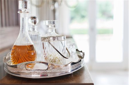 Crystal alcohol decanters on silver tray Foto de stock - Sin royalties Premium, Código: 6113-07565260