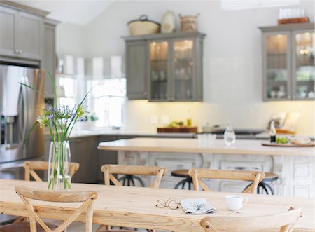 Wooden table in luxury kitchen Foto de stock - Sin royalties Premium, Código: 6113-07565266