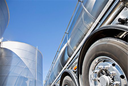 Stainless steel milk tanker parked next to silage storage tower Photographie de stock - Premium Libres de Droits, Code: 6113-07565360