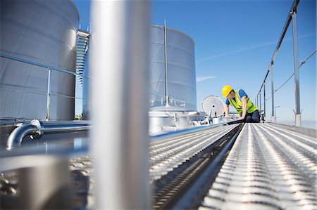 storage (industrial and commercial) - Worker on platform looking down into milk tanker Stock Photo - Premium Royalty-Free, Code: 6113-07565373