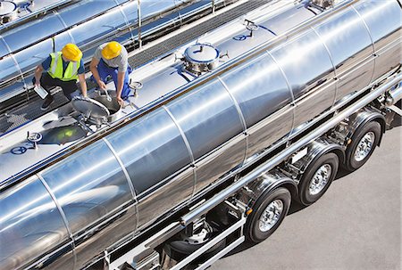 Workers on top of stainless steel milk tanker Foto de stock - Sin royalties Premium, Código: 6113-07565410