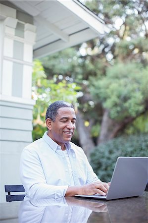 simsearch:6113-07730780,k - Senior man using laptop at patio table Stock Photo - Premium Royalty-Free, Code: 6113-07565574
