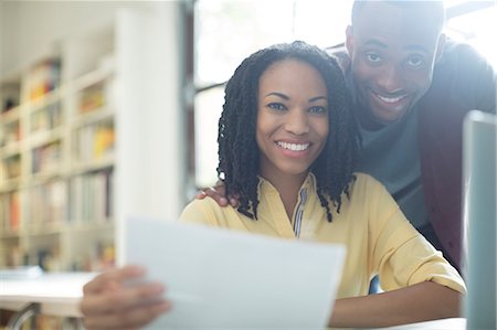 Portrait of happy couple with paperwork at laptop Foto de stock - Sin royalties Premium, Código: 6113-07565535