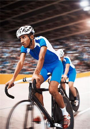 simsearch:6113-07588752,k - Track cyclists riding in velodrome Photographie de stock - Premium Libres de Droits, Code: 6113-07588641