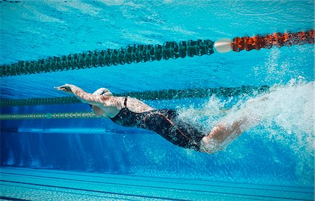 Swimmer racing underwater Foto de stock - Sin royalties Premium, Código: 6113-07588748