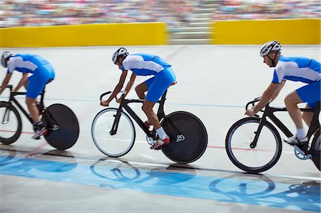 simsearch:6113-07588752,k - Track cycling team riding in velodrome Photographie de stock - Premium Libres de Droits, Code: 6113-07588723