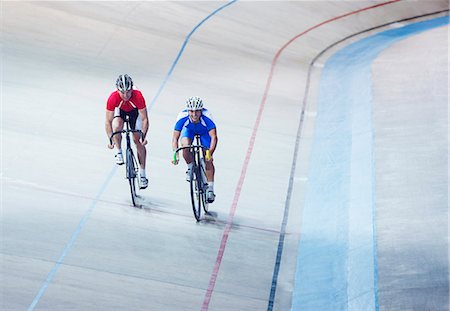 simsearch:6113-07588752,k - Track cyclists riding in velodrome Photographie de stock - Premium Libres de Droits, Code: 6113-07588808