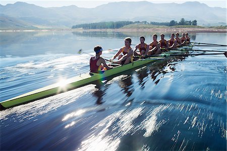 simsearch:6113-07588752,k - Rowing team rowing scull on lake Photographie de stock - Premium Libres de Droits, Code: 6113-07588814