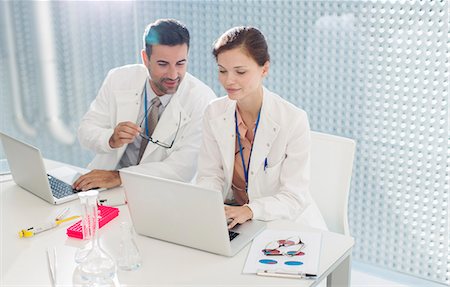 Doctors working at laptop Foto de stock - Sin royalties Premium, Código: 6113-07589058