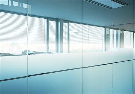 simsearch:6113-07589083,k - Mirrors and windows in modern office Photographie de stock - Premium Libres de Droits, Code: 6113-07589269