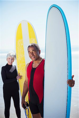 simsearch:6113-07589503,k - Portrait of senior couple with surfboards Foto de stock - Sin royalties Premium, Código: 6113-07589393