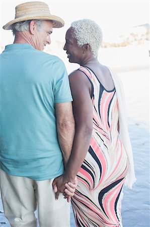simsearch:6113-07589438,k - Senior couple holding hands and walking on beach Stock Photo - Premium Royalty-Free, Code: 6113-07589483