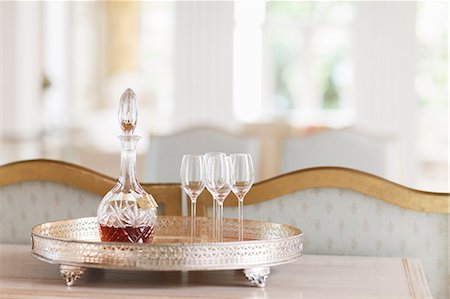 simsearch:6113-07589638,k - Crystal sherry decanter and cordial glasses on silver tray Foto de stock - Sin royalties Premium, Código: 6113-07589576