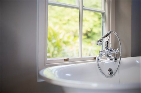 Soaking tub at window in bathroom Stock Photo - Premium Royalty-Free, Code: 6113-07589706